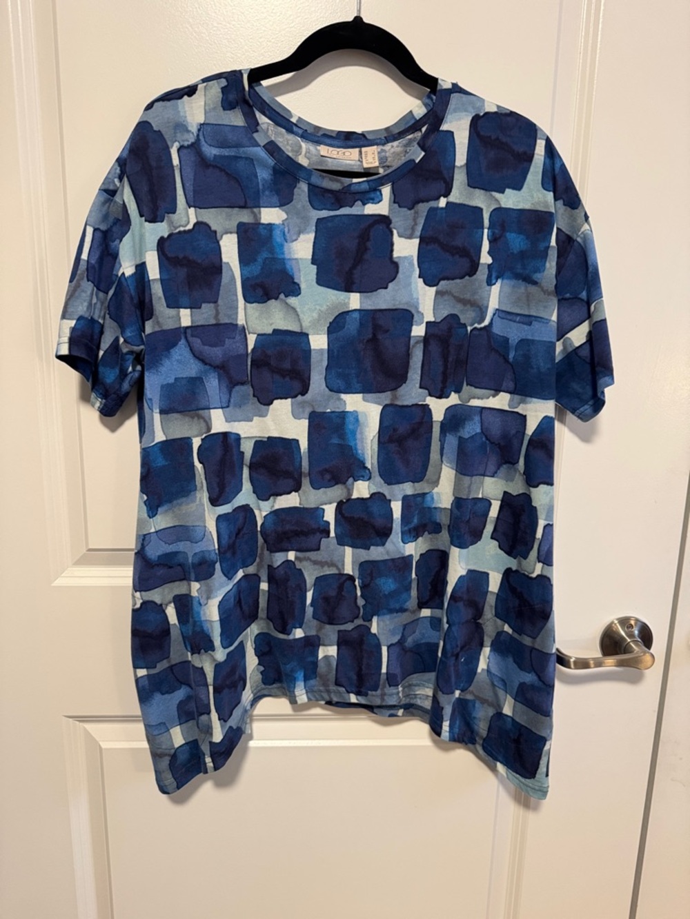 LOGO Blue Abstract Square Print Short Sleeve Tee with Sharkbite hem. NWOT.